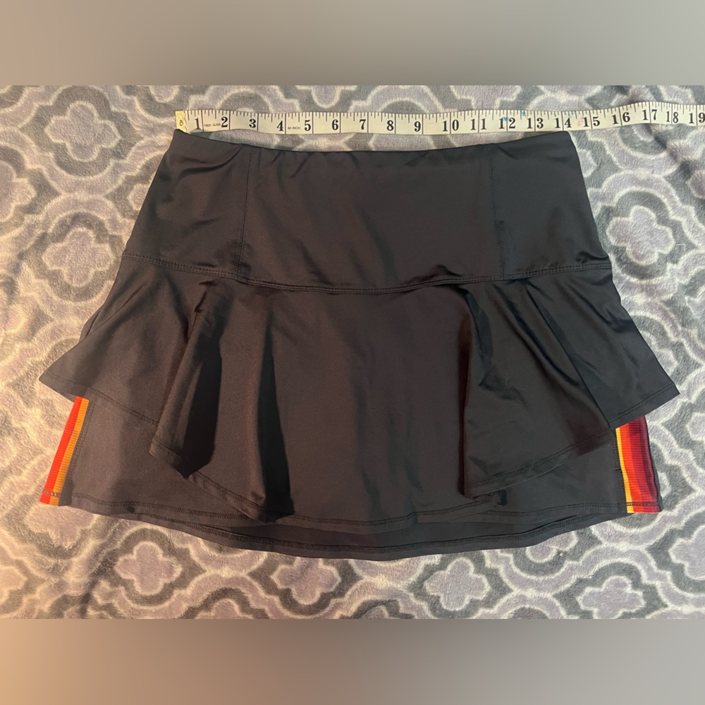 Lucky in Love tennis pickleball skort w built in shorts sz Medium. EUC